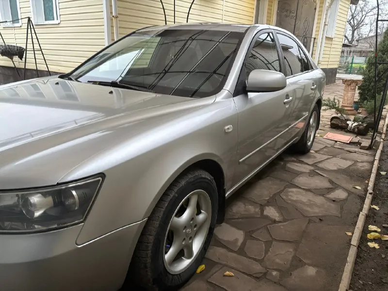 Hyundai sonata nf 5 2.4 2004г. 314000 автомобиль обслужен, в начале ноября был заменён задний подрамник, сайленты нижних, верхних и поперечных рычагов. заменены болты развала и схождения. спереди поменяны рулевые наконечники. сделан сход-развал. переварена гофра. поменяны все фильтры, заменено масло. в прошлом году был обслужен ремень и ролики. поменяна электромуфта кондиционера. была крашена полностью, кроме крыши. был кап. ремонт двигателя на пробеге 220.000 км. установлен газ(вписан). в дтп не участвовала, был ремонт крышки багажника и угла заднего правого крыла (бывший владелец ударился во дворе об столбик) есть нюансы по лкп, нужно варить арки. рем. вставки арок и задний бампер открашенный - отдам. я владелец с 2021г. автомобиль находится в молодогвардейске, лнр +79591874362 640.000 торг 📞 звоните: +7(959)1874362 - фотография - 4