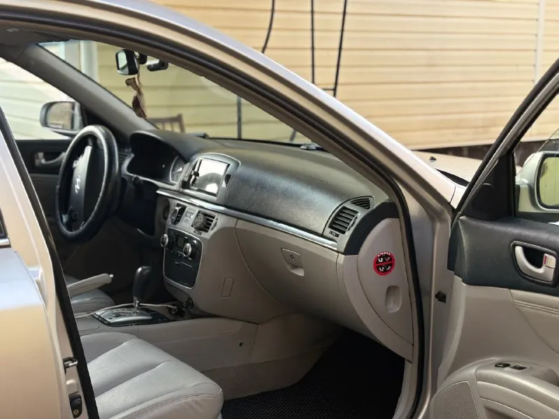 Hyundai sonata nf 5 2.4 2004г. 314000 автомобиль обслужен, в начале ноября был заменён задний подрамник, сайленты нижних, верхних и поперечных рычагов. заменены болты развала и схождения. спереди поменяны рулевые наконечники. сделан сход-развал. переварена гофра. поменяны все фильтры, заменено масло. в прошлом году был обслужен ремень и ролики. поменяна электромуфта кондиционера. была крашена полностью, кроме крыши. был кап. ремонт двигателя на пробеге 220.000 км. установлен газ(вписан). в дтп не участвовала, был ремонт крышки багажника и угла заднего правого крыла (бывший владелец ударился во дворе об столбик) есть нюансы по лкп, нужно варить арки. рем. вставки арок и задний бампер открашенный - отдам. я владелец с 2021г. автомобиль находится в молодогвардейске, лнр +79591874362 640.000 торг 📞 звоните: +7(959)1874362 - фотография - 8