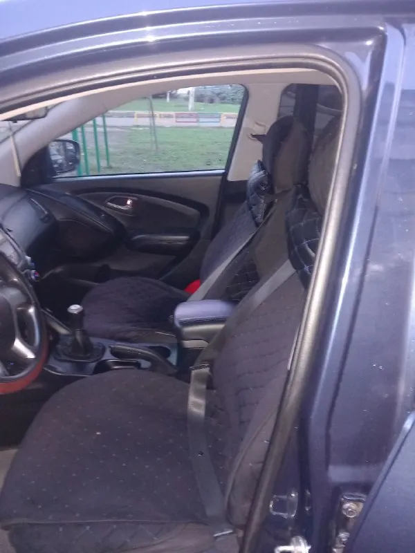 Продам hyundai ix35 на механике год 2010, мотор 2.0 в идеале не дымит, масло не ест, задиров нет. комплектация:электроусилитель руля, мультируль, подогрев 4 сидений обогрев лобового стекла и зеркал,4эл. подъемника, кондер работает, авто полностью обслужено, вложений никаких не требует, на ходу каждый день. я собственник. продажа только с переоформлением!осмотр г торез, цена 1350000т р небольшой торг. +79493241244 📞 звоните: +7(949)3241244 - фотография - 2