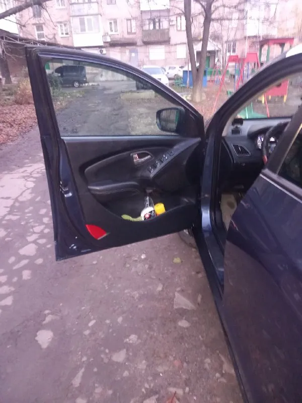 Продам hyundai ix35 на механике год 2010, мотор 2.0 в идеале не дымит, масло не ест, задиров нет. комплектация:электроусилитель руля, мультируль, подогрев 4 сидений обогрев лобового стекла и зеркал,4эл. подъемника, кондер работает, авто полностью обслужено, вложений никаких не требует, на ходу каждый день. я собственник. продажа только с переоформлением!осмотр г торез, цена 1350000т р небольшой торг. +79493241244 📞 звоните: +7(949)3241244 - фотография - 4