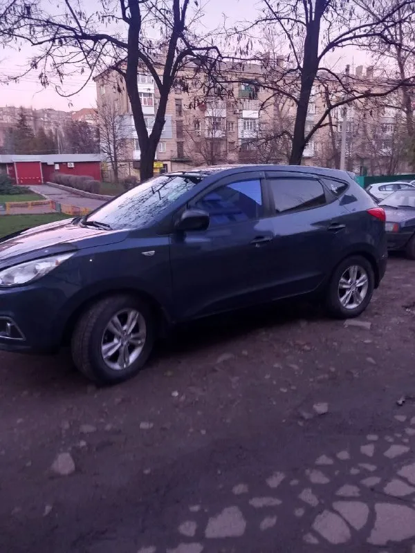 Продам hyundai ix35 на механике год 2010, мотор 2.0 в идеале не дымит, масло не ест, задиров нет. комплектация:электроусилитель руля, мультируль, подогрев 4 сидений обогрев лобового стекла и зеркал,4эл. подъемника, кондер работает, авто полностью обслужено, вложений никаких не требует, на ходу каждый день. я собственник. продажа только с переоформлением!осмотр г торез, цена 1350000т р небольшой торг. +79493241244 📞 звоните: +7(949)3241244 - фотография - 6