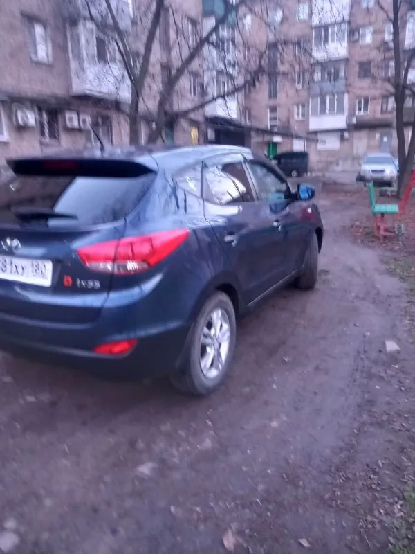 Продам hyundai ix35 на механике год 2010, мотор 2.0 в идеале не дымит, масло не ест, задиров нет. комплектация:электроусилитель руля, мультируль, подогрев 4 сидений обогрев лобового стекла и зеркал,4эл. подъемника, кондер работает, авто полностью обслужено, вложений никаких не требует, на ходу каждый день. я собственник. продажа только с переоформлением!осмотр г торез, цена 1350000т р небольшой торг. +79493241244 📞 звоните: +7(949)3241244 - фотография - 8