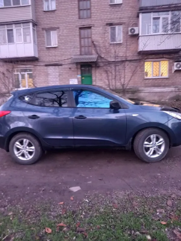 Продам hyundai ix35 на механике год 2010, мотор 2.0 в идеале не дымит, масло не ест, задиров нет. комплектация:электроусилитель руля, мультируль, подогрев 4 сидений обогрев лобового стекла и зеркал,4эл. подъемника, кондер работает, авто полностью обслужено, вложений никаких не требует, на ходу каждый день. я собственник. продажа только с переоформлением!осмотр г торез, цена 1350000т р небольшой торг. +79493241244 📞 звоните: +7(949)3241244 - фотография - 9