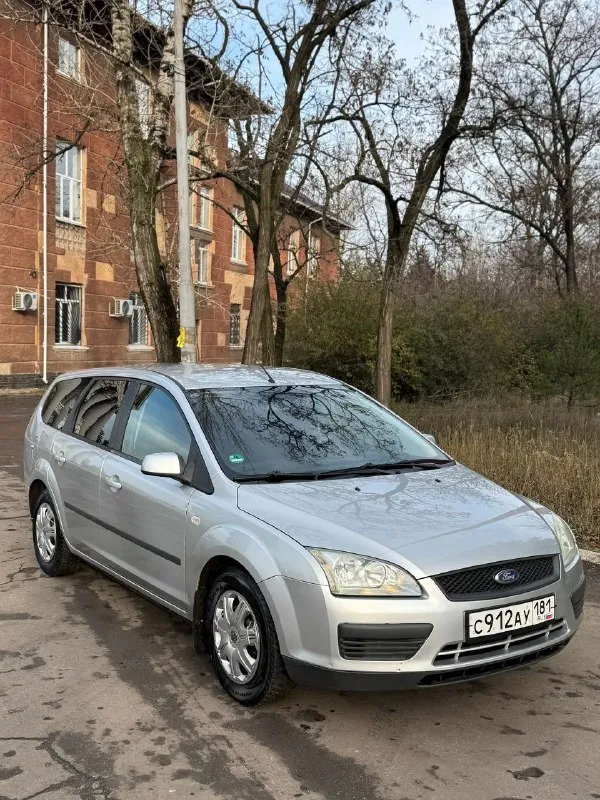 Ford focus 2. 2006 год. в кузове универсал. форд фокус 2. 1.6 mpi, механика. пробег 240.000 двигатель 115 л. с, атмосферный, простой и надежный. течей и запотеваний нет немецкая сборка, не путайте с российской. пригнана из европы. преимущественно заводской окрас. есть мелкие сколы, царапины. машина не новая. остекление оригинал. комплектация: электро зеркала, стеклоподъемники, заводской парктроник, кондиционер есть - работает. мотор работает штатно, дыма и посторонних звуков нет. масло не берет. 2 родных ключа, abs, esp, 4 подушки безопасности. ручник держит. салон в отличном состоянии, соответствует пробегу, руль под чехлом, как новый машина в хорошем состоянии, сел-поехал. все работает. хорошая зимняя резина. в дтп не участвовала(все герметики, сварные точки и т. д. заводские). на каждом элементе маркировка ford. недавно поменяна тормозная система, обслужена подвеска, масло, свечи, грм, сцепление, антифриз. один владелец по птс, до этого была на лнр учете цена 550 торг +79493594733 макеевка - фотография - 2