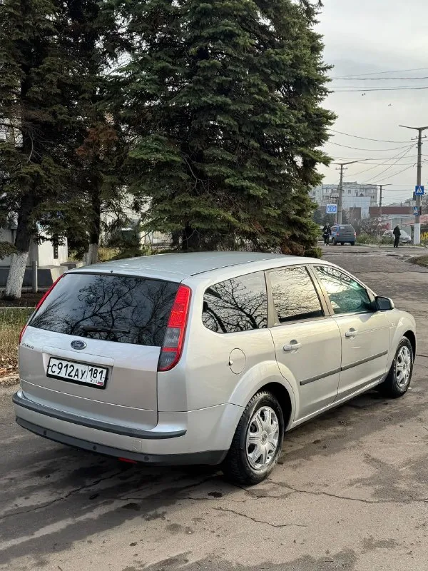 Ford focus 2. 2006 год. в кузове универсал. форд фокус 2. 1.6 mpi, механика. пробег 240.000 двигатель 115 л. с, атмосферный, простой и надежный. течей и запотеваний нет немецкая сборка, не путайте с российской. пригнана из европы. преимущественно заводской окрас. есть мелкие сколы, царапины. машина не новая. остекление оригинал. комплектация: электро зеркала, стеклоподъемники, заводской парктроник, кондиционер есть - работает. мотор работает штатно, дыма и посторонних звуков нет. масло не берет. 2 родных ключа, abs, esp, 4 подушки безопасности. ручник держит. салон в отличном состоянии, соответствует пробегу, руль под чехлом, как новый машина в хорошем состоянии, сел-поехал. все работает. хорошая зимняя резина. в дтп не участвовала(все герметики, сварные точки и т. д. заводские). на каждом элементе маркировка ford. недавно поменяна тормозная система, обслужена подвеска, масло, свечи, грм, сцепление, антифриз. один владелец по птс, до этого была на лнр учете цена 550 торг +79493594733 макеевка - фотография - 4