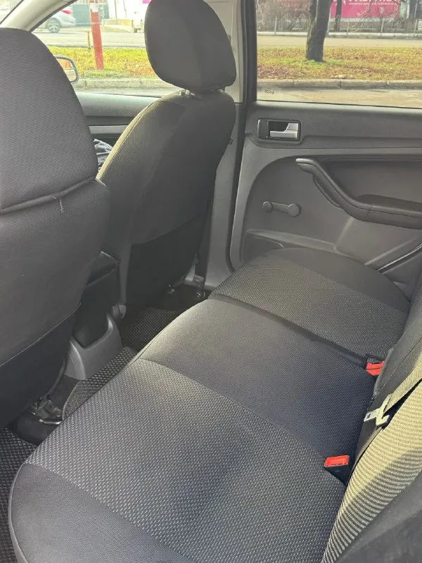 Ford focus 2. 2006 год. в кузове универсал. форд фокус 2. 1.6 mpi, механика. пробег 240.000 двигатель 115 л. с, атмосферный, простой и надежный. течей и запотеваний нет немецкая сборка, не путайте с российской. пригнана из европы. преимущественно заводской окрас. есть мелкие сколы, царапины. машина не новая. остекление оригинал. комплектация: электро зеркала, стеклоподъемники, заводской парктроник, кондиционер есть - работает. мотор работает штатно, дыма и посторонних звуков нет. масло не берет. 2 родных ключа, abs, esp, 4 подушки безопасности. ручник держит. салон в отличном состоянии, соответствует пробегу, руль под чехлом, как новый машина в хорошем состоянии, сел-поехал. все работает. хорошая зимняя резина. в дтп не участвовала(все герметики, сварные точки и т. д. заводские). на каждом элементе маркировка ford. недавно поменяна тормозная система, обслужена подвеска, масло, свечи, грм, сцепление, антифриз. один владелец по птс, до этого была на лнр учете цена 550 торг +79493594733 макеевка - фотография - 7