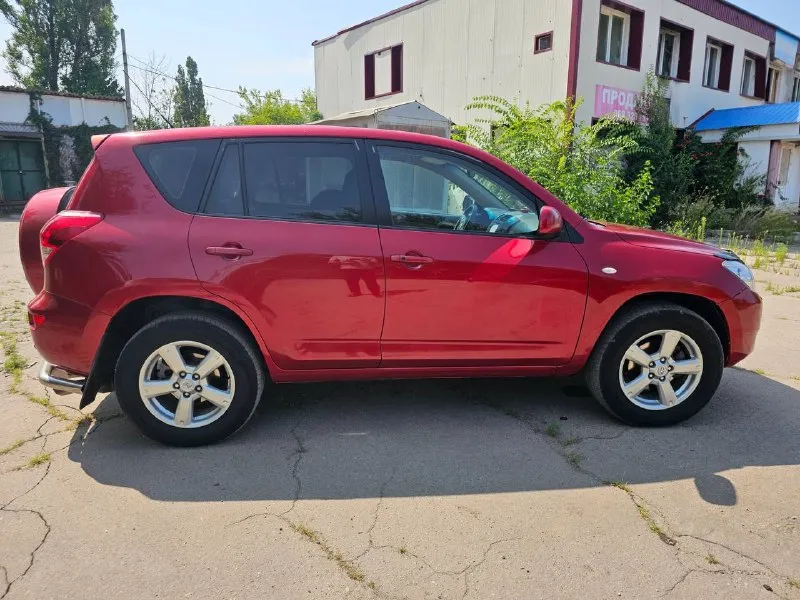 Продам. rav 4 xa30 2006г. 2.0 aisin. владею машиной около 2-х лет. эксплуатировала жена, обслуживали своевременно. замена масла и фильтров каждые 5-6 тысяч км. год назад был произведен капитальный ремонт двигателя, из-за не удаленного катализатора(кусочек попал в 3 цилиндр). есть фото и видео. после ремонта проехал 25 тысяч. обкатку проходил бережно. состояние хорошее, кузов целый проблемные места обработаны антикором, блокировка работает, коробка переключает без инков, на интересующие вопросы отвечу по телефону. если меня нет на связи, пишите смс в личку. +79591729535 комплект летней резины hankook в багажнике. больше фотографий и видео отправлю в личку. 1.1🍋 предметный торг у капота. 📞 звоните: +7(959)1729535 - фотография - 2