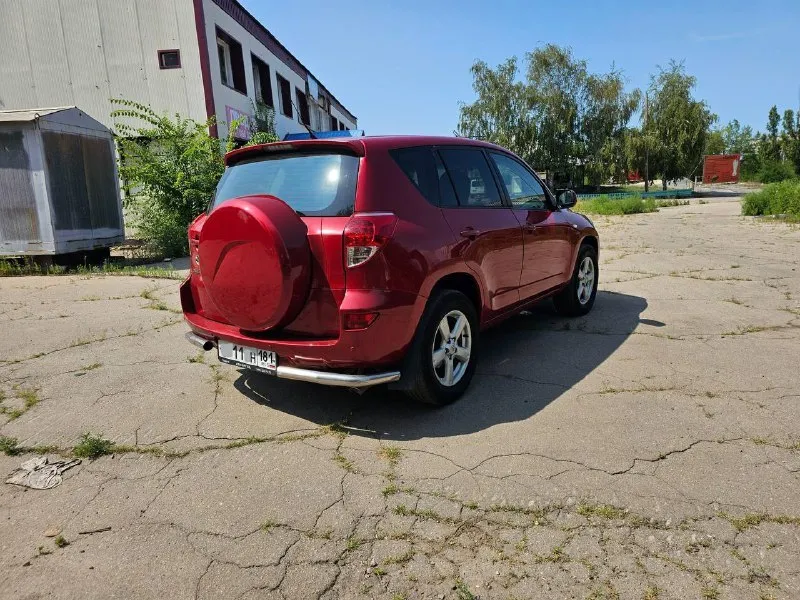 Продам. rav 4 xa30 2006г. 2.0 aisin. владею машиной около 2-х лет. эксплуатировала жена, обслуживали своевременно. замена масла и фильтров каждые 5-6 тысяч км. год назад был произведен капитальный ремонт двигателя, из-за не удаленного катализатора(кусочек попал в 3 цилиндр). есть фото и видео. после ремонта проехал 25 тысяч. обкатку проходил бережно. состояние хорошее, кузов целый проблемные места обработаны антикором, блокировка работает, коробка переключает без инков, на интересующие вопросы отвечу по телефону. если меня нет на связи, пишите смс в личку. +79591729535 комплект летней резины hankook в багажнике. больше фотографий и видео отправлю в личку. 1.1🍋 предметный торг у капота. 📞 звоните: +7(959)1729535 - фотография - 3