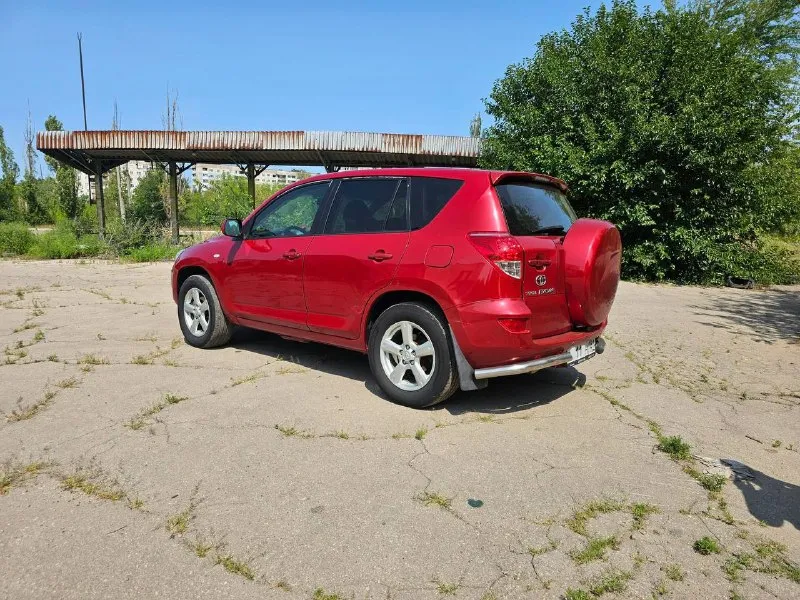 Продам. rav 4 xa30 2006г. 2.0 aisin. владею машиной около 2-х лет. эксплуатировала жена, обслуживали своевременно. замена масла и фильтров каждые 5-6 тысяч км. год назад был произведен капитальный ремонт двигателя, из-за не удаленного катализатора(кусочек попал в 3 цилиндр). есть фото и видео. после ремонта проехал 25 тысяч. обкатку проходил бережно. состояние хорошее, кузов целый проблемные места обработаны антикором, блокировка работает, коробка переключает без инков, на интересующие вопросы отвечу по телефону. если меня нет на связи, пишите смс в личку. +79591729535 комплект летней резины hankook в багажнике. больше фотографий и видео отправлю в личку. 1.1🍋 предметный торг у капота. 📞 звоните: +7(959)1729535 - фотография - 4