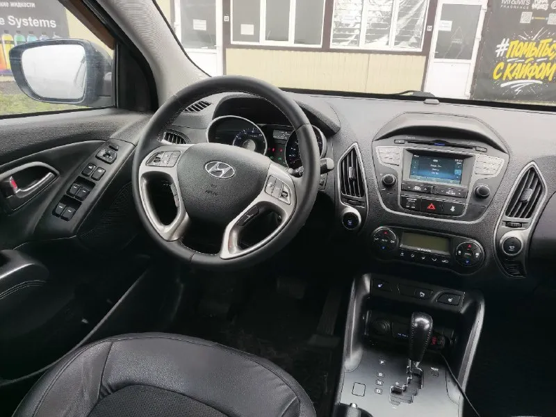 Hyundai ix35 4wd цена 1.270т. р год 2014 рест пробег 155.400 бензин 2.0l 150л. с акпп автоматическая привод полный 4wd автомобиль в прекрасном состоянии пробег 155.400 км оригинальный 100% подтверждение автотека кузов без вмятин и царапин дно пороги стаканы все целое чистый опрятный салон мотор работает как часики масло не расходует ходовая часть плотная без посторонних шумов коробка передач работает изумительно все соответствует своему пробегу т/о по регламенту все заказ наряды имеются недавно после полного т/о в ближайшее время вложения не потребуются ! хорошая комплектация подогрев сидений, лобового, зеркал, заднего стекла, 4эл стеклоподъёмника климат контроль кондиционер складывание зеркал комбинированная кожа адаптивный круиз контроль мульти руль abs esp спуск с горы парктроник и. т. д юридически кристально чист учёт рф 1 собственник птс оригинальный любое оформление в мрэо осмотр г донецк +79494937644 📞 звоните: +7(949)4937644 - фотография - 5
