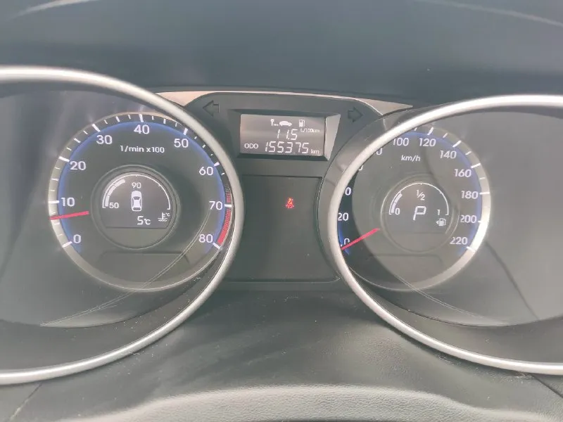 Hyundai ix35 4wd цена 1.270т. р год 2014 рест пробег 155.400 бензин 2.0l 150л. с акпп автоматическая привод полный 4wd автомобиль в прекрасном состоянии пробег 155.400 км оригинальный 100% подтверждение автотека кузов без вмятин и царапин дно пороги стаканы все целое чистый опрятный салон мотор работает как часики масло не расходует ходовая часть плотная без посторонних шумов коробка передач работает изумительно все соответствует своему пробегу т/о по регламенту все заказ наряды имеются недавно после полного т/о в ближайшее время вложения не потребуются ! хорошая комплектация подогрев сидений, лобового, зеркал, заднего стекла, 4эл стеклоподъёмника климат контроль кондиционер складывание зеркал комбинированная кожа адаптивный круиз контроль мульти руль abs esp спуск с горы парктроник и. т. д юридически кристально чист учёт рф 1 собственник птс оригинальный любое оформление в мрэо осмотр г донецк +79494937644 📞 звоните: +7(949)4937644 - фотография - 6