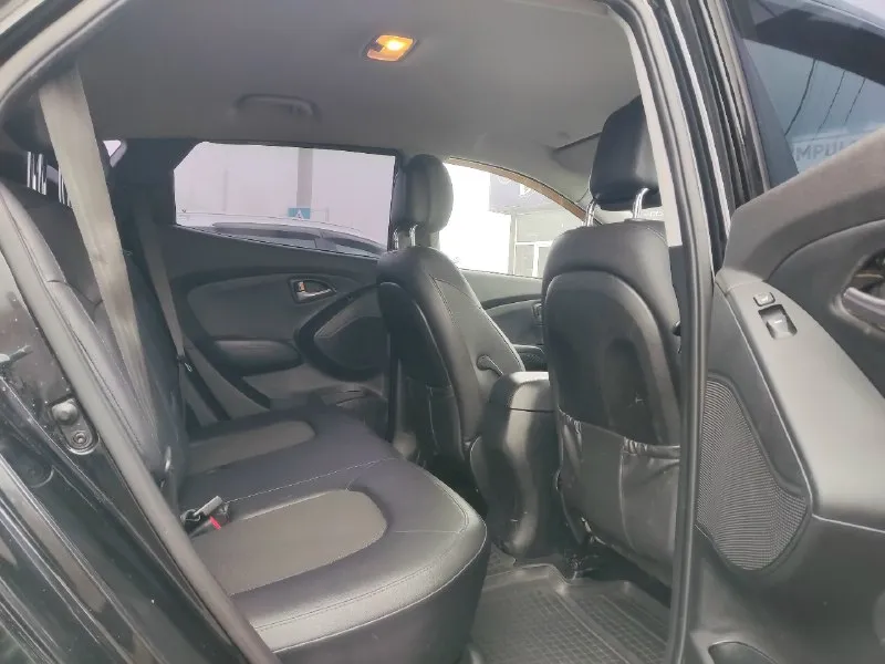 Hyundai ix35 4wd цена 1.270т. р год 2014 рест пробег 155.400 бензин 2.0l 150л. с акпп автоматическая привод полный 4wd автомобиль в прекрасном состоянии пробег 155.400 км оригинальный 100% подтверждение автотека кузов без вмятин и царапин дно пороги стаканы все целое чистый опрятный салон мотор работает как часики масло не расходует ходовая часть плотная без посторонних шумов коробка передач работает изумительно все соответствует своему пробегу т/о по регламенту все заказ наряды имеются недавно после полного т/о в ближайшее время вложения не потребуются ! хорошая комплектация подогрев сидений, лобового, зеркал, заднего стекла, 4эл стеклоподъёмника климат контроль кондиционер складывание зеркал комбинированная кожа адаптивный круиз контроль мульти руль abs esp спуск с горы парктроник и. т. д юридически кристально чист учёт рф 1 собственник птс оригинальный любое оформление в мрэо осмотр г донецк +79494937644 📞 звоните: +7(949)4937644 - фотография - 7