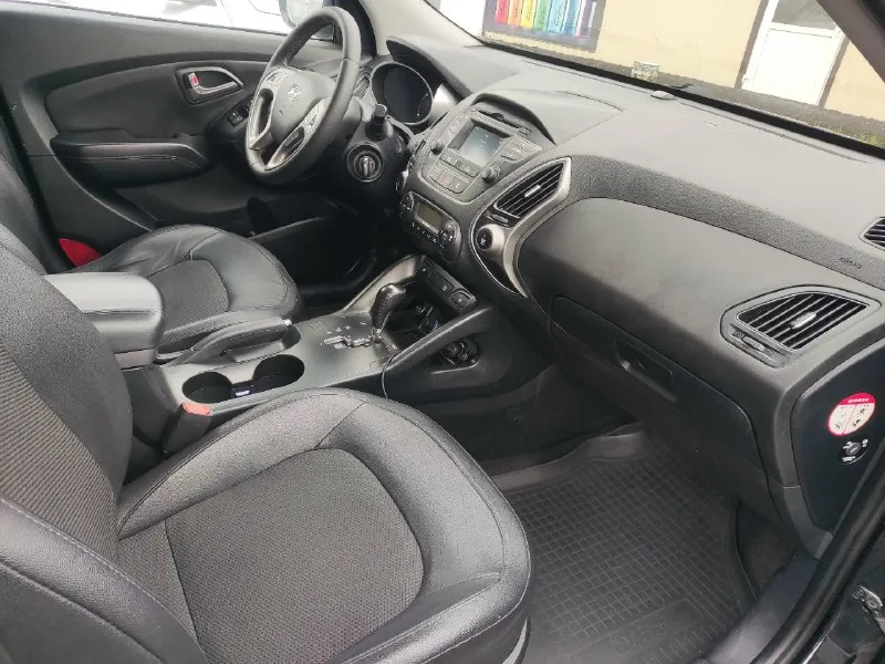 Hyundai ix35 4wd цена 1.270т. р год 2014 рест пробег 155.400 бензин 2.0l 150л. с акпп автоматическая привод полный 4wd автомобиль в прекрасном состоянии пробег 155.400 км оригинальный 100% подтверждение автотека кузов без вмятин и царапин дно пороги стаканы все целое чистый опрятный салон мотор работает как часики масло не расходует ходовая часть плотная без посторонних шумов коробка передач работает изумительно все соответствует своему пробегу т/о по регламенту все заказ наряды имеются недавно после полного т/о в ближайшее время вложения не потребуются ! хорошая комплектация подогрев сидений, лобового, зеркал, заднего стекла, 4эл стеклоподъёмника климат контроль кондиционер складывание зеркал комбинированная кожа адаптивный круиз контроль мульти руль abs esp спуск с горы парктроник и. т. д юридически кристально чист учёт рф 1 собственник птс оригинальный любое оформление в мрэо осмотр г донецк +79494937644 📞 звоните: +7(949)4937644 - фотография - 8