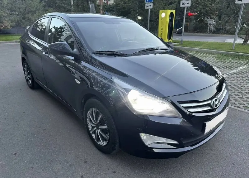 Продам hyundai solaris 1.4 автомат 2015 года. пробег 241 000 км. кондиционер работает, установлен ксенон. технически вложений никаких не требует. были незначительные дтп, есть крашенные детали, была замена двигателя на аналогичный 1.4. двигатель на гарантии, все документы имеются, с постановкой на учет ни каких проблем нет, юридически чистая ✅ есть техосмотр, действует до сентября 2026 года. мариуполь, цена 690 тысяч рублей. подробности по телефону 📲 +7(949)565-09-51 📞 звоните: +7(949)5650951 - фотография - 2