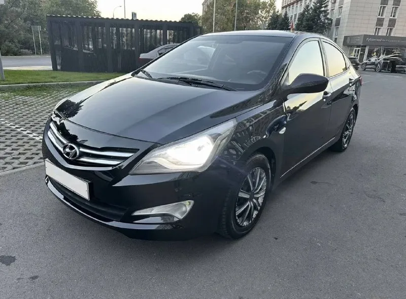 Продам hyundai solaris 1.4 автомат 2015 года. пробег 241 000 км. кондиционер работает, установлен ксенон. технически вложений никаких не требует. были незначительные дтп, есть крашенные детали, была замена двигателя на аналогичный 1.4. двигатель на гарантии, все документы имеются, с постановкой на учет ни каких проблем нет, юридически чистая ✅ есть техосмотр, действует до сентября 2026 года. мариуполь, цена 690 тысяч рублей. подробности по телефону 📲 +7(949)565-09-51 📞 звоните: +7(949)5650951 - фотография - 3