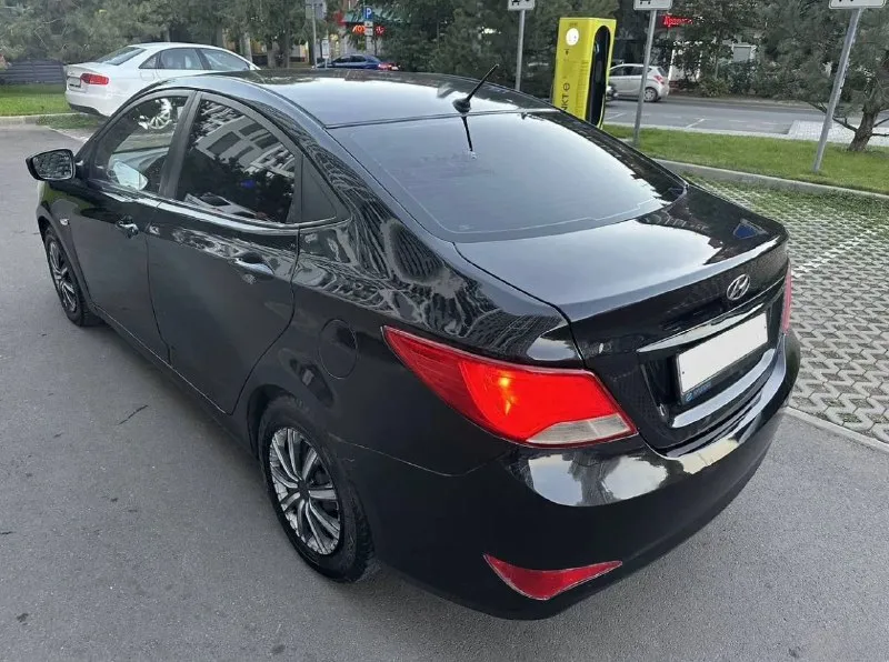 Продам hyundai solaris 1.4 автомат 2015 года. пробег 241 000 км. кондиционер работает, установлен ксенон. технически вложений никаких не требует. были незначительные дтп, есть крашенные детали, была замена двигателя на аналогичный 1.4. двигатель на гарантии, все документы имеются, с постановкой на учет ни каких проблем нет, юридически чистая ✅ есть техосмотр, действует до сентября 2026 года. мариуполь, цена 690 тысяч рублей. подробности по телефону 📲 +7(949)565-09-51 📞 звоните: +7(949)5650951 - фотография - 4