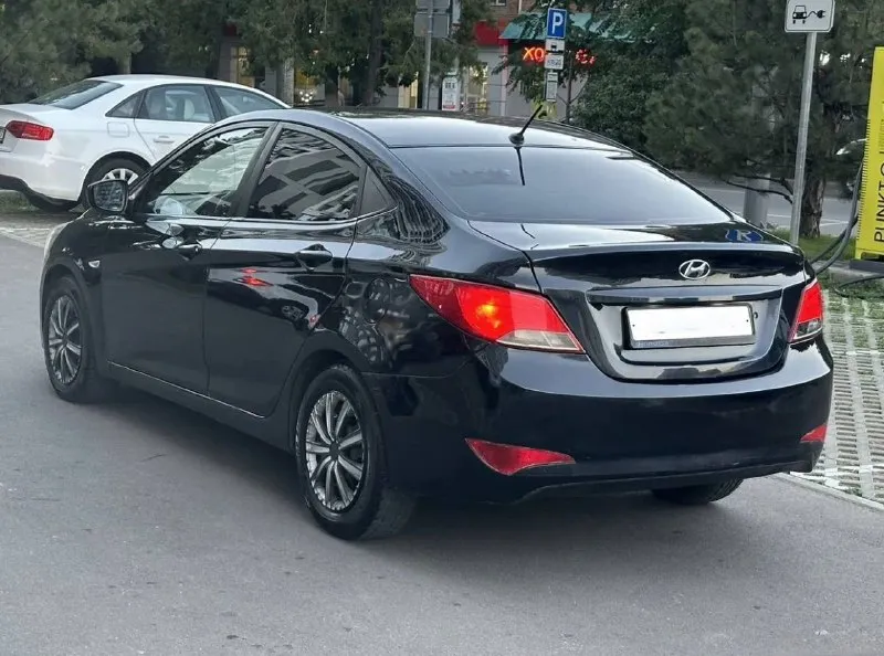 Продам hyundai solaris 1.4 автомат 2015 года. пробег 241 000 км. кондиционер работает, установлен ксенон. технически вложений никаких не требует. были незначительные дтп, есть крашенные детали, была замена двигателя на аналогичный 1.4. двигатель на гарантии, все документы имеются, с постановкой на учет ни каких проблем нет, юридически чистая ✅ есть техосмотр, действует до сентября 2026 года. мариуполь, цена 690 тысяч рублей. подробности по телефону 📲 +7(949)565-09-51 📞 звоните: +7(949)5650951 - фотография - 5