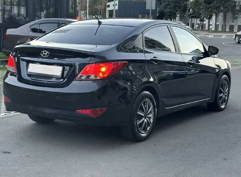 Продам hyundai solaris 1.4 автомат 2015 года. пробег 241 000 км. кондиционер работает, установлен ксенон. технически вложений никаких не требует. были незначительные дтп, есть крашенные детали, была замена двигателя на аналогичный 1.4. двигатель на гарантии, все документы имеются, с постановкой на учет ни каких проблем нет, юридически чистая ✅ есть техосмотр, действует до сентября 2026 года. мариуполь, цена 690 тысяч рублей. подробности по телефону 📲 +7(949)565-09-51 📞 звоните: +7(949)5650951 - фотография - 6