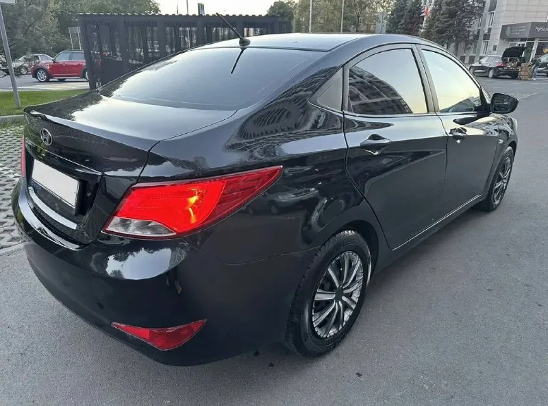 Продам hyundai solaris 1.4 автомат 2015 года. пробег 241 000 км. кондиционер работает, установлен ксенон. технически вложений никаких не требует. были незначительные дтп, есть крашенные детали, была замена двигателя на аналогичный 1.4. двигатель на гарантии, все документы имеются, с постановкой на учет ни каких проблем нет, юридически чистая ✅ есть техосмотр, действует до сентября 2026 года. мариуполь, цена 690 тысяч рублей. подробности по телефону 📲 +7(949)565-09-51 📞 звоните: +7(949)5650951 - фотография - 7