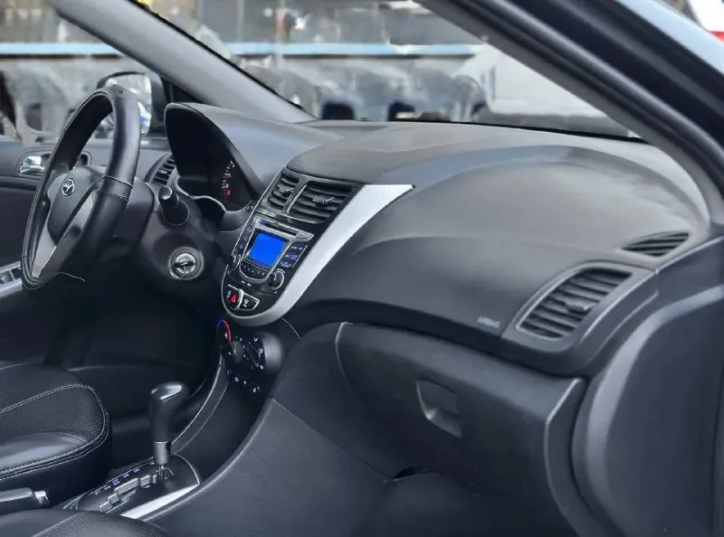 Продам hyundai solaris 1.4 автомат 2015 года. пробег 241 000 км. кондиционер работает, установлен ксенон. технически вложений никаких не требует. были незначительные дтп, есть крашенные детали, была замена двигателя на аналогичный 1.4. двигатель на гарантии, все документы имеются, с постановкой на учет ни каких проблем нет, юридически чистая ✅ есть техосмотр, действует до сентября 2026 года. мариуполь, цена 690 тысяч рублей. подробности по телефону 📲 +7(949)565-09-51 📞 звоните: +7(949)5650951 - фотография - 9