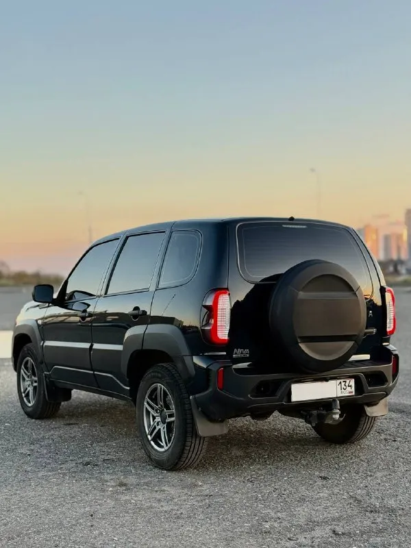 Покупался у официального дилера в марте 2023 года. обслуживался так же исключительно у официального дилера. полностью в родном окрасе. кондиционер. было вложенно много сил и средств. полностью промовилина со всеми скрытыми полостями, сигнализация с автозапуском, магнитола teyes с камерой заднего вида, apple carplay и android auto. фаркоп американский квадрат устанавливался в специализированном сервисе и имеет все необходимые документы для постановки в гибдд. руль перешит в натуральную кожу. установлены дорогие bi led линзы ближнего и дального света, а так же аналогичные противотуманные фары. хорошая резина ikon. рассмотрю варианты отдать и зимнюю резину ikon на кованных дисках. цена: 1.300.000 телефон: +7(949)493-48-30 📲 tg:. . 📞 звоните: +7(949)4934830 - фотография - 2