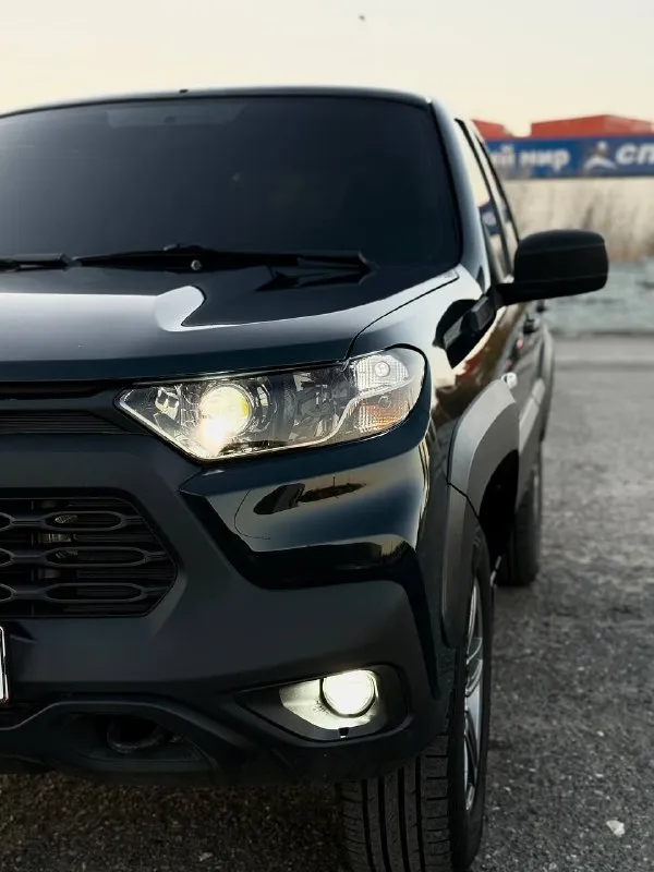 Покупался у официального дилера в марте 2023 года. обслуживался так же исключительно у официального дилера. полностью в родном окрасе. кондиционер. было вложенно много сил и средств. полностью промовилина со всеми скрытыми полостями, сигнализация с автозапуском, магнитола teyes с камерой заднего вида, apple carplay и android auto. фаркоп американский квадрат устанавливался в специализированном сервисе и имеет все необходимые документы для постановки в гибдд. руль перешит в натуральную кожу. установлены дорогие bi led линзы ближнего и дального света, а так же аналогичные противотуманные фары. хорошая резина ikon. рассмотрю варианты отдать и зимнюю резину ikon на кованных дисках. цена: 1.300.000 телефон: +7(949)493-48-30 📲 tg:. . 📞 звоните: +7(949)4934830 - фотография - 3