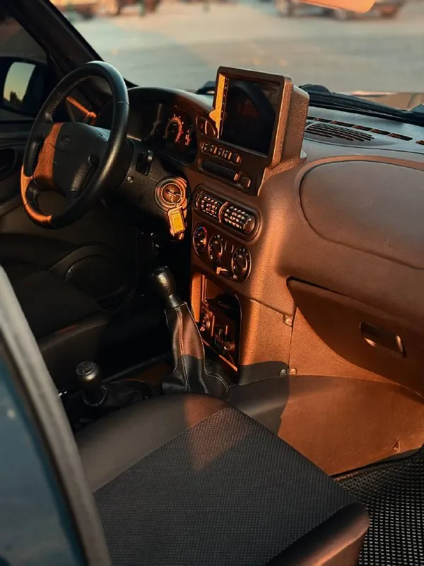 Покупался у официального дилера в марте 2023 года. обслуживался так же исключительно у официального дилера. полностью в родном окрасе. кондиционер. было вложенно много сил и средств. полностью промовилина со всеми скрытыми полостями, сигнализация с автозапуском, магнитола teyes с камерой заднего вида, apple carplay и android auto. фаркоп американский квадрат устанавливался в специализированном сервисе и имеет все необходимые документы для постановки в гибдд. руль перешит в натуральную кожу. установлены дорогие bi led линзы ближнего и дального света, а так же аналогичные противотуманные фары. хорошая резина ikon. рассмотрю варианты отдать и зимнюю резину ikon на кованных дисках. цена: 1.300.000 телефон: +7(949)493-48-30 📲 tg:. . 📞 звоните: +7(949)4934830 - фотография - 6