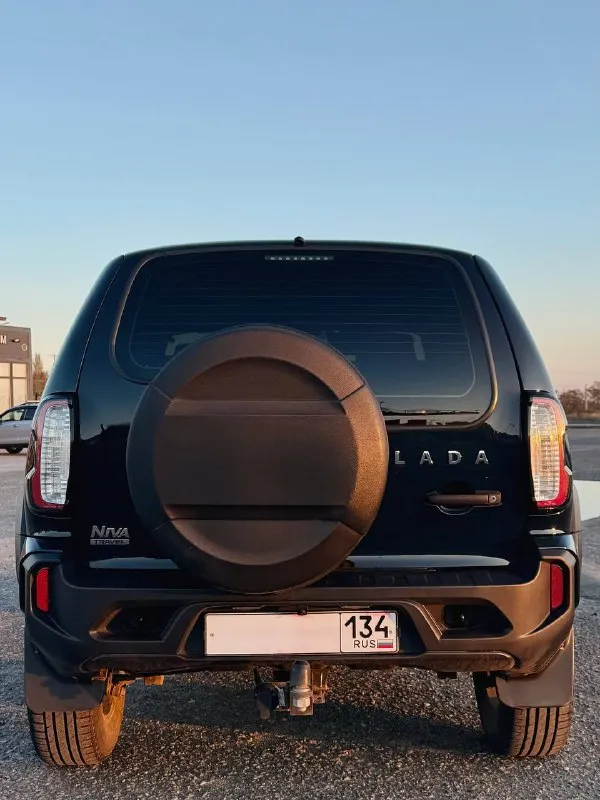 Покупался у официального дилера в марте 2023 года. обслуживался так же исключительно у официального дилера. полностью в родном окрасе. кондиционер. было вложенно много сил и средств. полностью промовилина со всеми скрытыми полостями, сигнализация с автозапуском, магнитола teyes с камерой заднего вида, apple carplay и android auto. фаркоп американский квадрат устанавливался в специализированном сервисе и имеет все необходимые документы для постановки в гибдд. руль перешит в натуральную кожу. установлены дорогие bi led линзы ближнего и дального света, а так же аналогичные противотуманные фары. хорошая резина ikon. рассмотрю варианты отдать и зимнюю резину ikon на кованных дисках. цена: 1.300.000 телефон: +7(949)493-48-30 📲 tg:. . 📞 звоните: +7(949)4934830 - фотография - 7