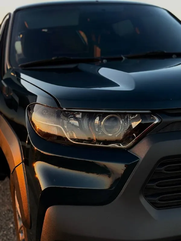 Покупался у официального дилера в марте 2023 года. обслуживался так же исключительно у официального дилера. полностью в родном окрасе. кондиционер. было вложенно много сил и средств. полностью промовилина со всеми скрытыми полостями, сигнализация с автозапуском, магнитола teyes с камерой заднего вида, apple carplay и android auto. фаркоп американский квадрат устанавливался в специализированном сервисе и имеет все необходимые документы для постановки в гибдд. руль перешит в натуральную кожу. установлены дорогие bi led линзы ближнего и дального света, а так же аналогичные противотуманные фары. хорошая резина ikon. рассмотрю варианты отдать и зимнюю резину ikon на кованных дисках. цена: 1.300.000 телефон: +7(949)493-48-30 📲 tg:. . 📞 звоните: +7(949)4934830 - фотография - 8