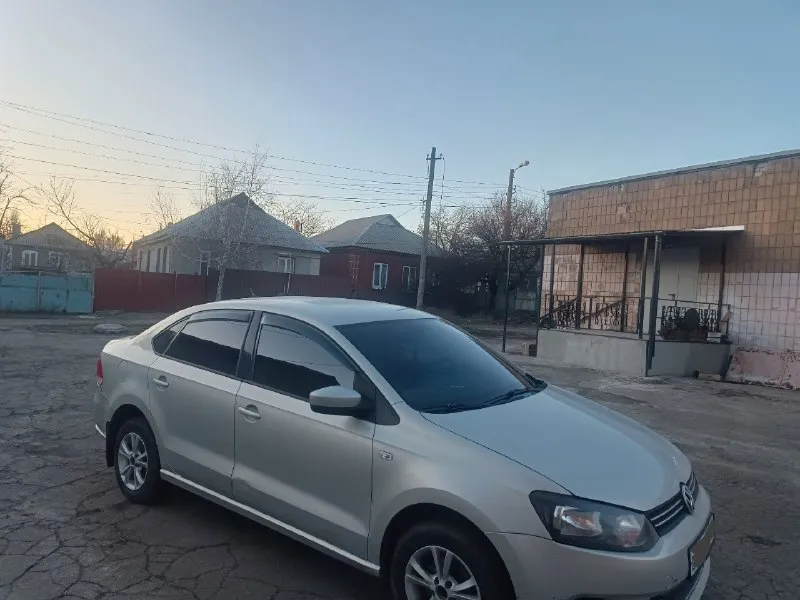 Продам volkswagen polo ( volkswagen поло) 2010 года выпуска. цена 525 + небольшой торг у капота. двигатель 1.6 в нормальном состоянии, коробка механика, не хрустит, не выбивает. ходовая в норме. салон в хорошем состоянии. по лкп есть вопросы, но и цена соответствует. по документам все в порядке, без штрафов, запретов и т. д, с переоформлением. донецк, киевский, +79494203454 📞 звоните: +7(949)4203454 - фотография - 2