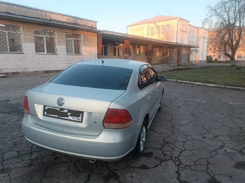 Продам volkswagen polo ( volkswagen поло) 2010 года выпуска. цена 525 + небольшой торг у капота. двигатель 1.6 в нормальном состоянии, коробка механика, не хрустит, не выбивает. ходовая в норме. салон в хорошем состоянии. по лкп есть вопросы, но и цена соответствует. по документам все в порядке, без штрафов, запретов и т. д, с переоформлением. донецк, киевский, +79494203454 📞 звоните: +7(949)4203454 - фотография - 3