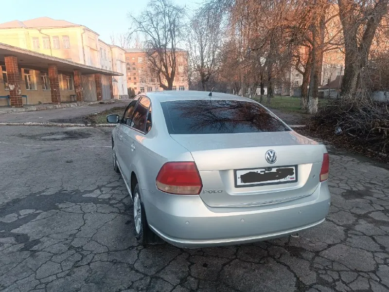 Продам volkswagen polo ( volkswagen поло) 2010 года выпуска. цена 525 + небольшой торг у капота. двигатель 1.6 в нормальном состоянии, коробка механика, не хрустит, не выбивает. ходовая в норме. салон в хорошем состоянии. по лкп есть вопросы, но и цена соответствует. по документам все в порядке, без штрафов, запретов и т. д, с переоформлением. донецк, киевский, +79494203454 📞 звоните: +7(949)4203454 - фотография - 4