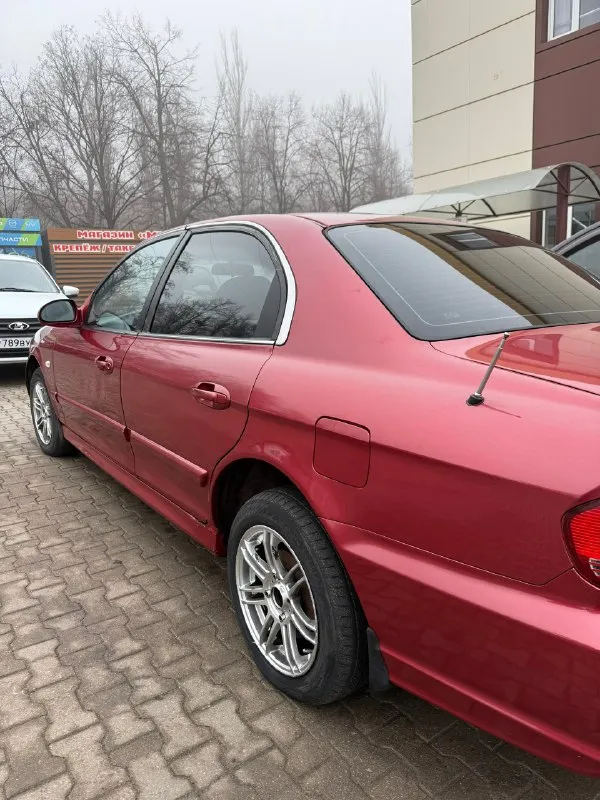 Публикую первый раз продам: hyundai sonata год выпуска:2004 объем двигателя: 2л механика родной пробег :300 тыс в хорошем состоянии кондиционер, 4 эл. стеклоподъемника подогрев зеркал установлено евро 4 ( не вписан) эл. регулировка зеркал ходовая обслужена. цена:550000т. автомобиль юридически чист!!! торг у капота все вопросы по телефону: 89494713102 (телеграм, воцап) 📞 звоните: +7(949)4713102 - фотография - 4
