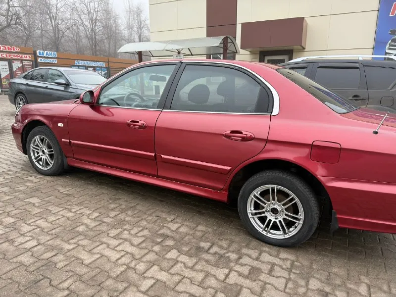 Публикую первый раз продам: hyundai sonata год выпуска:2004 объем двигателя: 2л механика родной пробег :300 тыс в хорошем состоянии кондиционер, 4 эл. стеклоподъемника подогрев зеркал установлено евро 4 ( не вписан) эл. регулировка зеркал ходовая обслужена. цена:550000т. автомобиль юридически чист!!! торг у капота все вопросы по телефону: 89494713102 (телеграм, воцап) 📞 звоните: +7(949)4713102 - фотография - 5