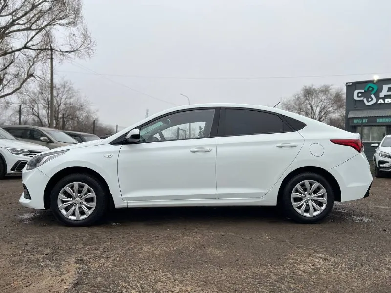 🔥 hyundai solaris конец 2019 г. в. | 1.4 мкпп| 122000 км родного пробега| идеальное состояние! 🔥 🚘 основные преимущества: ✔ всеми любимый solaris 2 поколения рест, экономный, практичный, комфортный и не убиваемый автомобиль, преимущественно городская эксплуатация, реагентов не видел машина с юга это не рыжий мусор с питера или москвы и тд. из под такси с пробегами по пол миллиона, лицензиями и владельцами юрлицами. ✔ оптимальная мощность и огромный ресурс и топливная экономичность 6,5 город, 4,5 трасса ✔ без дтп, без царапин, вмятин, полностью оцинкован. ✅птс оригинал ✅классическая 6 ступенчатая мкпп ✅без лицензий такси ✅без каршеринга и прочего ✅2 хозяина за все время ✔ ухоженный экземпляр — регулярное то, оригинальные расходники. ✅на зимней хорошей резине без шипов 🚗комплектация: - зеркала с обогревом -электростекла -кондиционер -абс/есп -электроусилитель руля -мультимедиа с usb и блютузом -дневные ходовые огни -мультируль -бортовой компьютер 📝 описание: автомо 📞 звоните: +7(959)5972005 - фотография - 2