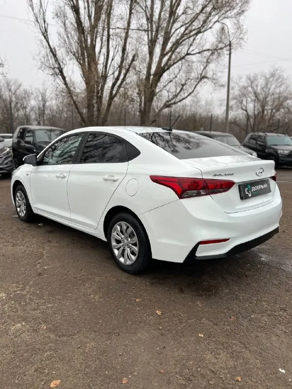 🔥 hyundai solaris конец 2019 г. в. | 1.4 мкпп| 122000 км родного пробега| идеальное состояние! 🔥 🚘 основные преимущества: ✔ всеми любимый solaris 2 поколения рест, экономный, практичный, комфортный и не убиваемый автомобиль, преимущественно городская эксплуатация, реагентов не видел машина с юга это не рыжий мусор с питера или москвы и тд. из под такси с пробегами по пол миллиона, лицензиями и владельцами юрлицами. ✔ оптимальная мощность и огромный ресурс и топливная экономичность 6,5 город, 4,5 трасса ✔ без дтп, без царапин, вмятин, полностью оцинкован. ✅птс оригинал ✅классическая 6 ступенчатая мкпп ✅без лицензий такси ✅без каршеринга и прочего ✅2 хозяина за все время ✔ ухоженный экземпляр — регулярное то, оригинальные расходники. ✅на зимней хорошей резине без шипов 🚗комплектация: - зеркала с обогревом -электростекла -кондиционер -абс/есп -электроусилитель руля -мультимедиа с usb и блютузом -дневные ходовые огни -мультируль -бортовой компьютер 📝 описание: автомо 📞 звоните: +7(959)5972005 - фотография - 3