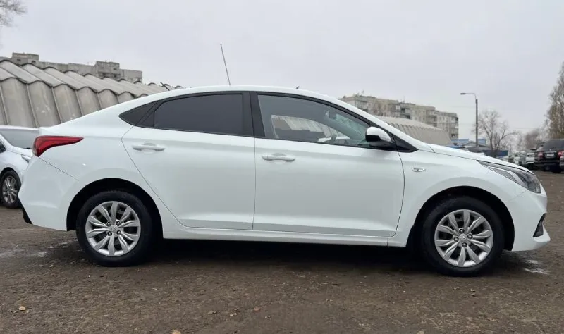 🔥 hyundai solaris конец 2019 г. в. | 1.4 мкпп| 122000 км родного пробега| идеальное состояние! 🔥 🚘 основные преимущества: ✔ всеми любимый solaris 2 поколения рест, экономный, практичный, комфортный и не убиваемый автомобиль, преимущественно городская эксплуатация, реагентов не видел машина с юга это не рыжий мусор с питера или москвы и тд. из под такси с пробегами по пол миллиона, лицензиями и владельцами юрлицами. ✔ оптимальная мощность и огромный ресурс и топливная экономичность 6,5 город, 4,5 трасса ✔ без дтп, без царапин, вмятин, полностью оцинкован. ✅птс оригинал ✅классическая 6 ступенчатая мкпп ✅без лицензий такси ✅без каршеринга и прочего ✅2 хозяина за все время ✔ ухоженный экземпляр — регулярное то, оригинальные расходники. ✅на зимней хорошей резине без шипов 🚗комплектация: - зеркала с обогревом -электростекла -кондиционер -абс/есп -электроусилитель руля -мультимедиа с usb и блютузом -дневные ходовые огни -мультируль -бортовой компьютер 📝 описание: автомо 📞 звоните: +7(959)5972005 - фотография - 4