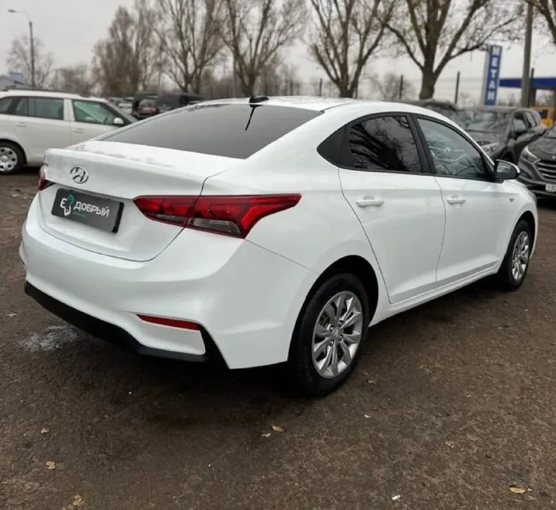 🔥 hyundai solaris конец 2019 г. в. | 1.4 мкпп| 122000 км родного пробега| идеальное состояние! 🔥 🚘 основные преимущества: ✔ всеми любимый solaris 2 поколения рест, экономный, практичный, комфортный и не убиваемый автомобиль, преимущественно городская эксплуатация, реагентов не видел машина с юга это не рыжий мусор с питера или москвы и тд. из под такси с пробегами по пол миллиона, лицензиями и владельцами юрлицами. ✔ оптимальная мощность и огромный ресурс и топливная экономичность 6,5 город, 4,5 трасса ✔ без дтп, без царапин, вмятин, полностью оцинкован. ✅птс оригинал ✅классическая 6 ступенчатая мкпп ✅без лицензий такси ✅без каршеринга и прочего ✅2 хозяина за все время ✔ ухоженный экземпляр — регулярное то, оригинальные расходники. ✅на зимней хорошей резине без шипов 🚗комплектация: - зеркала с обогревом -электростекла -кондиционер -абс/есп -электроусилитель руля -мультимедиа с usb и блютузом -дневные ходовые огни -мультируль -бортовой компьютер 📝 описание: автомо 📞 звоните: +7(959)5972005 - фотография - 5