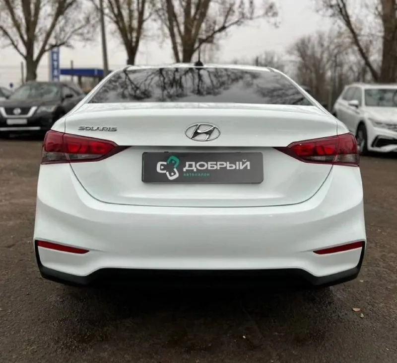 🔥 hyundai solaris конец 2019 г. в. | 1.4 мкпп| 122000 км родного пробега| идеальное состояние! 🔥 🚘 основные преимущества: ✔ всеми любимый solaris 2 поколения рест, экономный, практичный, комфортный и не убиваемый автомобиль, преимущественно городская эксплуатация, реагентов не видел машина с юга это не рыжий мусор с питера или москвы и тд. из под такси с пробегами по пол миллиона, лицензиями и владельцами юрлицами. ✔ оптимальная мощность и огромный ресурс и топливная экономичность 6,5 город, 4,5 трасса ✔ без дтп, без царапин, вмятин, полностью оцинкован. ✅птс оригинал ✅классическая 6 ступенчатая мкпп ✅без лицензий такси ✅без каршеринга и прочего ✅2 хозяина за все время ✔ ухоженный экземпляр — регулярное то, оригинальные расходники. ✅на зимней хорошей резине без шипов 🚗комплектация: - зеркала с обогревом -электростекла -кондиционер -абс/есп -электроусилитель руля -мультимедиа с usb и блютузом -дневные ходовые огни -мультируль -бортовой компьютер 📝 описание: автомо 📞 звоните: +7(959)5972005 - фотография - 6