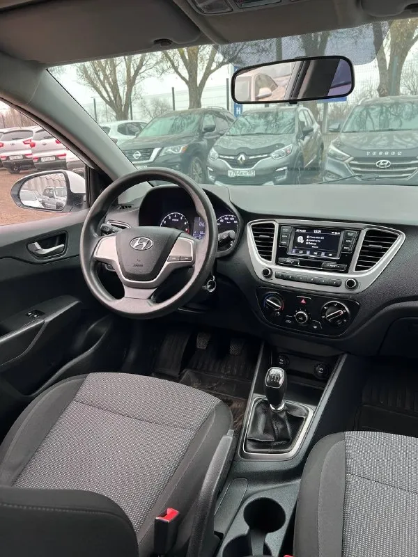 🔥 hyundai solaris конец 2019 г. в. | 1.4 мкпп| 122000 км родного пробега| идеальное состояние! 🔥 🚘 основные преимущества: ✔ всеми любимый solaris 2 поколения рест, экономный, практичный, комфортный и не убиваемый автомобиль, преимущественно городская эксплуатация, реагентов не видел машина с юга это не рыжий мусор с питера или москвы и тд. из под такси с пробегами по пол миллиона, лицензиями и владельцами юрлицами. ✔ оптимальная мощность и огромный ресурс и топливная экономичность 6,5 город, 4,5 трасса ✔ без дтп, без царапин, вмятин, полностью оцинкован. ✅птс оригинал ✅классическая 6 ступенчатая мкпп ✅без лицензий такси ✅без каршеринга и прочего ✅2 хозяина за все время ✔ ухоженный экземпляр — регулярное то, оригинальные расходники. ✅на зимней хорошей резине без шипов 🚗комплектация: - зеркала с обогревом -электростекла -кондиционер -абс/есп -электроусилитель руля -мультимедиа с usb и блютузом -дневные ходовые огни -мультируль -бортовой компьютер 📝 описание: автомо 📞 звоните: +7(959)5972005 - фотография - 7