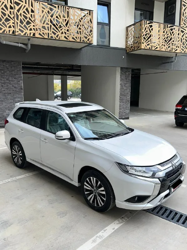 Mitsubishi outlander 2022 год выпуска! двигатель 2.0 / бензин / 146 л. с без пробега! абсолютно новый! комплектация: - датчик дождя и света - светодиодные фары - легкосплавные r18 диски - мультифункциональный руль - 2-х зонный климат-контроль - круиз-контроль - электропривод боковых зеркал - бортовой компьютер - бесключевой доступ - бесключевая система start&stop - задняя камера - электрорегулировка водительского сиденья - люк - комбинированный кожаный салон черного цвета - подогрев передних сидений - большой сенсорный дисплей - bluetooth - авто находится в грузии. доставка 10 дней цена под ключ 🔑2.800.000₽ доставка авто до вашего дома 🏠 +79490446296 📞 +79498275074 📞 звоните: +7(949)0446296 - фотография - 3