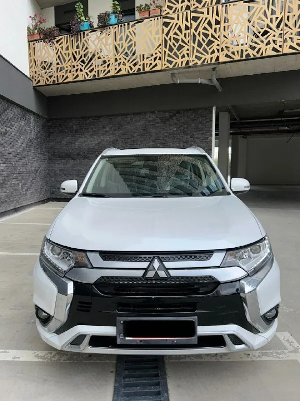 Mitsubishi outlander 2022 год выпуска! двигатель 2.0 / бензин / 146 л. с без пробега! абсолютно новый! комплектация: - датчик дождя и света - светодиодные фары - легкосплавные r18 диски - мультифункциональный руль - 2-х зонный климат-контроль - круиз-контроль - электропривод боковых зеркал - бортовой компьютер - бесключевой доступ - бесключевая система start&stop - задняя камера - электрорегулировка водительского сиденья - люк - комбинированный кожаный салон черного цвета - подогрев передних сидений - большой сенсорный дисплей - bluetooth - авто находится в грузии. доставка 10 дней цена под ключ 🔑2.800.000₽ доставка авто до вашего дома 🏠 +79490446296 📞 +79498275074 📞 звоните: +7(949)0446296 - фотография - 4