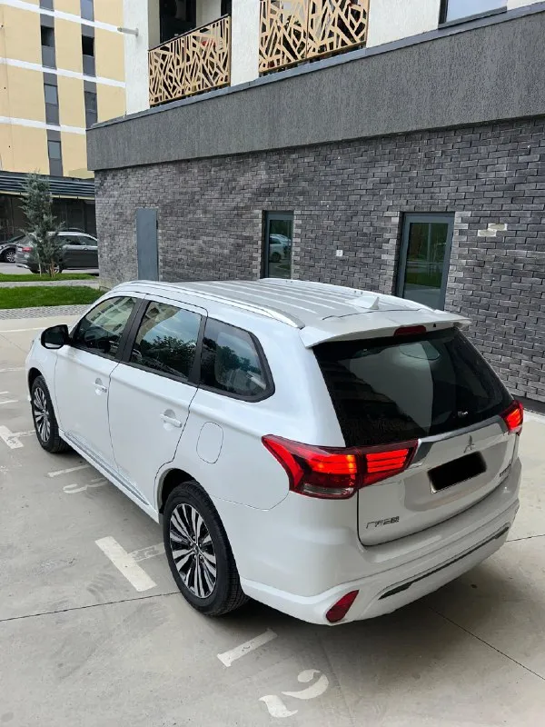 Mitsubishi outlander 2022 год выпуска! двигатель 2.0 / бензин / 146 л. с без пробега! абсолютно новый! комплектация: - датчик дождя и света - светодиодные фары - легкосплавные r18 диски - мультифункциональный руль - 2-х зонный климат-контроль - круиз-контроль - электропривод боковых зеркал - бортовой компьютер - бесключевой доступ - бесключевая система start&stop - задняя камера - электрорегулировка водительского сиденья - люк - комбинированный кожаный салон черного цвета - подогрев передних сидений - большой сенсорный дисплей - bluetooth - авто находится в грузии. доставка 10 дней цена под ключ 🔑2.800.000₽ доставка авто до вашего дома 🏠 +79490446296 📞 +79498275074 📞 звоните: +7(949)0446296 - фотография - 5