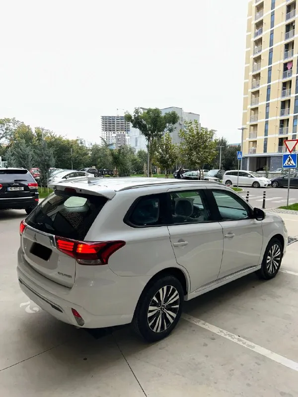 Mitsubishi outlander 2022 год выпуска! двигатель 2.0 / бензин / 146 л. с без пробега! абсолютно новый! комплектация: - датчик дождя и света - светодиодные фары - легкосплавные r18 диски - мультифункциональный руль - 2-х зонный климат-контроль - круиз-контроль - электропривод боковых зеркал - бортовой компьютер - бесключевой доступ - бесключевая система start&stop - задняя камера - электрорегулировка водительского сиденья - люк - комбинированный кожаный салон черного цвета - подогрев передних сидений - большой сенсорный дисплей - bluetooth - авто находится в грузии. доставка 10 дней цена под ключ 🔑2.800.000₽ доставка авто до вашего дома 🏠 +79490446296 📞 +79498275074 📞 звоните: +7(949)0446296 - фотография - 6