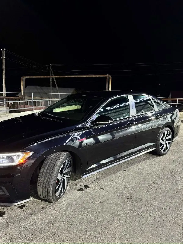 Volkswagen jetta 7 gli • 2020 • 75 000 км ухоженный, честный седан с динамикой настоящего gt-класса. продаётся volkswagen jetta gli 2020 года — редкая версия, фактически golf gti в кузове седана. автомобиль полностью исправен, обслужен и не требует вложений. характеристики: двигатель: 2.0 tsi, 240 л. с. , динамичный и надёжный. коробка: dsg dq381 — работает ровно и мягко. пробег: 75 000 км, подтверждённый. привод: передний. комплектация: gli-обвес, яркий внешний стиль, аккуратный салон. ошибок по электронике нет. техническое состояние: обслуживание по регламенту. масло менялось своевременно (0w-20). ходовая часть без стуков и люфтов. двигатель работает ровно, без выбросов и посторонних шумов. dsg переключает чётко, перегревов и пинков нет. хорошая европейская зимняя резина 225/45 r18 плюсы автомобиля: быстрая, уверенная динамика. отличная управляемость. низкий расход для 2.0 tsi. честное состояние без скрытых историй. комфортный, просторный салон с хорошей эргономикой. д 📞 звоните: +7(949)9912828 - фотография - 2