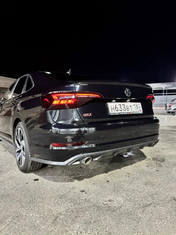 Volkswagen jetta 7 gli • 2020 • 75 000 км ухоженный, честный седан с динамикой настоящего gt-класса. продаётся volkswagen jetta gli 2020 года — редкая версия, фактически golf gti в кузове седана. автомобиль полностью исправен, обслужен и не требует вложений. характеристики: двигатель: 2.0 tsi, 240 л. с. , динамичный и надёжный. коробка: dsg dq381 — работает ровно и мягко. пробег: 75 000 км, подтверждённый. привод: передний. комплектация: gli-обвес, яркий внешний стиль, аккуратный салон. ошибок по электронике нет. техническое состояние: обслуживание по регламенту. масло менялось своевременно (0w-20). ходовая часть без стуков и люфтов. двигатель работает ровно, без выбросов и посторонних шумов. dsg переключает чётко, перегревов и пинков нет. хорошая европейская зимняя резина 225/45 r18 плюсы автомобиля: быстрая, уверенная динамика. отличная управляемость. низкий расход для 2.0 tsi. честное состояние без скрытых историй. комфортный, просторный салон с хорошей эргономикой. д 📞 звоните: +7(949)9912828 - фотография - 3
