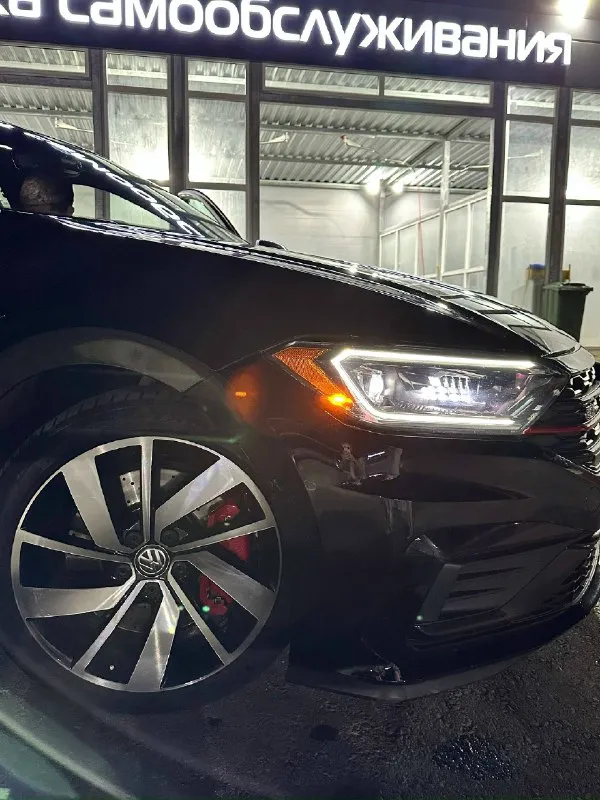 Volkswagen jetta 7 gli • 2020 • 75 000 км ухоженный, честный седан с динамикой настоящего gt-класса. продаётся volkswagen jetta gli 2020 года — редкая версия, фактически golf gti в кузове седана. автомобиль полностью исправен, обслужен и не требует вложений. характеристики: двигатель: 2.0 tsi, 240 л. с. , динамичный и надёжный. коробка: dsg dq381 — работает ровно и мягко. пробег: 75 000 км, подтверждённый. привод: передний. комплектация: gli-обвес, яркий внешний стиль, аккуратный салон. ошибок по электронике нет. техническое состояние: обслуживание по регламенту. масло менялось своевременно (0w-20). ходовая часть без стуков и люфтов. двигатель работает ровно, без выбросов и посторонних шумов. dsg переключает чётко, перегревов и пинков нет. хорошая европейская зимняя резина 225/45 r18 плюсы автомобиля: быстрая, уверенная динамика. отличная управляемость. низкий расход для 2.0 tsi. честное состояние без скрытых историй. комфортный, просторный салон с хорошей эргономикой. д 📞 звоните: +7(949)9912828 - фотография - 4