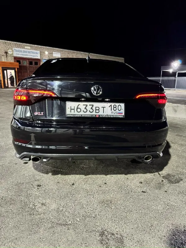 Volkswagen jetta 7 gli • 2020 • 75 000 км ухоженный, честный седан с динамикой настоящего gt-класса. продаётся volkswagen jetta gli 2020 года — редкая версия, фактически golf gti в кузове седана. автомобиль полностью исправен, обслужен и не требует вложений. характеристики: двигатель: 2.0 tsi, 240 л. с. , динамичный и надёжный. коробка: dsg dq381 — работает ровно и мягко. пробег: 75 000 км, подтверждённый. привод: передний. комплектация: gli-обвес, яркий внешний стиль, аккуратный салон. ошибок по электронике нет. техническое состояние: обслуживание по регламенту. масло менялось своевременно (0w-20). ходовая часть без стуков и люфтов. двигатель работает ровно, без выбросов и посторонних шумов. dsg переключает чётко, перегревов и пинков нет. хорошая европейская зимняя резина 225/45 r18 плюсы автомобиля: быстрая, уверенная динамика. отличная управляемость. низкий расход для 2.0 tsi. честное состояние без скрытых историй. комфортный, просторный салон с хорошей эргономикой. д 📞 звоните: +7(949)9912828 - фотография - 5