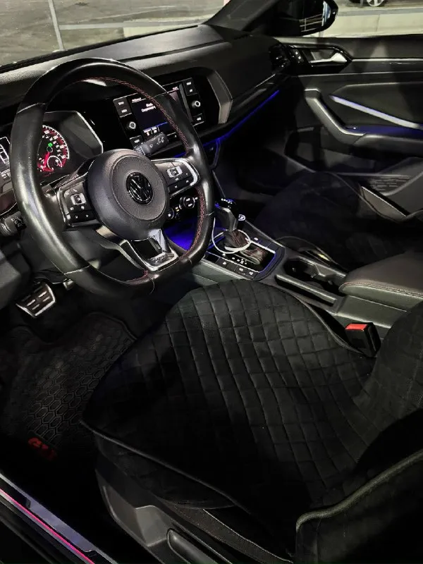 Volkswagen jetta 7 gli • 2020 • 75 000 км ухоженный, честный седан с динамикой настоящего gt-класса. продаётся volkswagen jetta gli 2020 года — редкая версия, фактически golf gti в кузове седана. автомобиль полностью исправен, обслужен и не требует вложений. характеристики: двигатель: 2.0 tsi, 240 л. с. , динамичный и надёжный. коробка: dsg dq381 — работает ровно и мягко. пробег: 75 000 км, подтверждённый. привод: передний. комплектация: gli-обвес, яркий внешний стиль, аккуратный салон. ошибок по электронике нет. техническое состояние: обслуживание по регламенту. масло менялось своевременно (0w-20). ходовая часть без стуков и люфтов. двигатель работает ровно, без выбросов и посторонних шумов. dsg переключает чётко, перегревов и пинков нет. хорошая европейская зимняя резина 225/45 r18 плюсы автомобиля: быстрая, уверенная динамика. отличная управляемость. низкий расход для 2.0 tsi. честное состояние без скрытых историй. комфортный, просторный салон с хорошей эргономикой. д 📞 звоните: +7(949)9912828 - фотография - 6