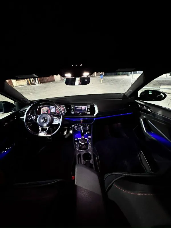 Volkswagen jetta 7 gli • 2020 • 75 000 км ухоженный, честный седан с динамикой настоящего gt-класса. продаётся volkswagen jetta gli 2020 года — редкая версия, фактически golf gti в кузове седана. автомобиль полностью исправен, обслужен и не требует вложений. характеристики: двигатель: 2.0 tsi, 240 л. с. , динамичный и надёжный. коробка: dsg dq381 — работает ровно и мягко. пробег: 75 000 км, подтверждённый. привод: передний. комплектация: gli-обвес, яркий внешний стиль, аккуратный салон. ошибок по электронике нет. техническое состояние: обслуживание по регламенту. масло менялось своевременно (0w-20). ходовая часть без стуков и люфтов. двигатель работает ровно, без выбросов и посторонних шумов. dsg переключает чётко, перегревов и пинков нет. хорошая европейская зимняя резина 225/45 r18 плюсы автомобиля: быстрая, уверенная динамика. отличная управляемость. низкий расход для 2.0 tsi. честное состояние без скрытых историй. комфортный, просторный салон с хорошей эргономикой. д 📞 звоните: +7(949)9912828 - фотография - 7